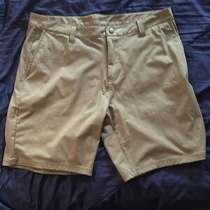 Rhone commuter short. 36/9 green